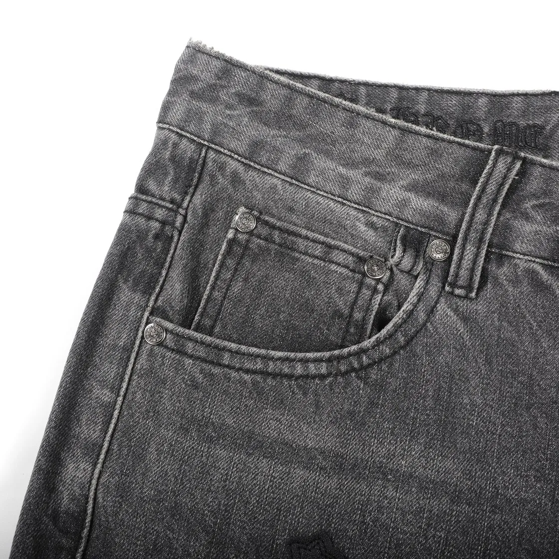 P290 (top version) Chrome hearts new city-limited flame gray jeans Chrome hearts city-limited jeans Hardware customization Original development vintage levis American-made 501 black and gray base version Levi's American-made 501 base version Imported sheepskin 925 silver remake [Top heavy industry fashion design] Consistently high-street luxury style. Speaking of this style, the Zangyin family and GU family are definitely the leading representative brands. Especially the Zangyin family has really achieved a state-of-the-art effect in creating high-street style. The unique washed material is used to create this style. The color system is already quite eye-catching. After it is decorated with patchwork cross flowers, it cleverly highlights the charm of the brand. Secondly, this style uses classic The high-waist cutting design highlights the long legs and fashionable temperament of the upper body. The brand is highly recognizable and the slim fit configuration is more suitable for daily wear. It is a product that interprets personality, fashion, and specifications at a glance. This single product is enough to make any fan excited. It can be a white T-shirt for a youthful college style, or a tight suspender for a royal style. It has strong matching ability and can be easily controlled by men.  [Materials and craftsmanship] Needless to say, this point goes without saying. As an excellent craftsman brand, Zangyin’s requirements for details and craftsmanship are really perfect. The washed color of this model has gone through so many processes, not to mention the embellishment of denim appliques. It is also purely hand-made and sewn. Just like what they believe in, only hand-made things have soul and have the meaning of wear. A top-notch heavy-duty fashionable denim item, I look forward to your perfect interpretation! !  Color: washed gray Size: S M L XL
